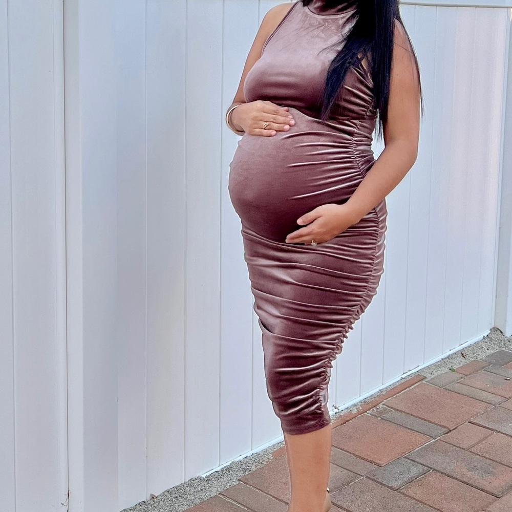 Pregnant dress, very, very pretty. Size M Its color is a dark brown.